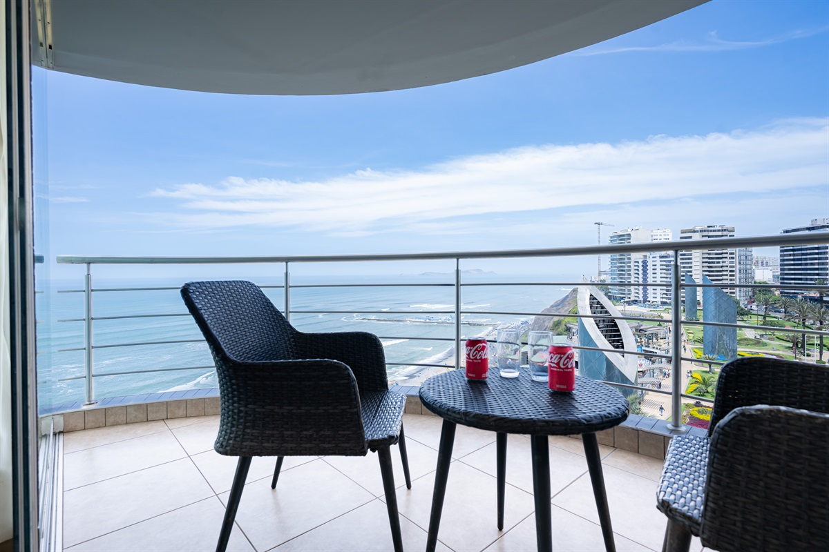Panoramic Ocean Views: A stunning architectural layout where the wrap-around curved balcony meets expansive glass walls for an immersive Pacific experience