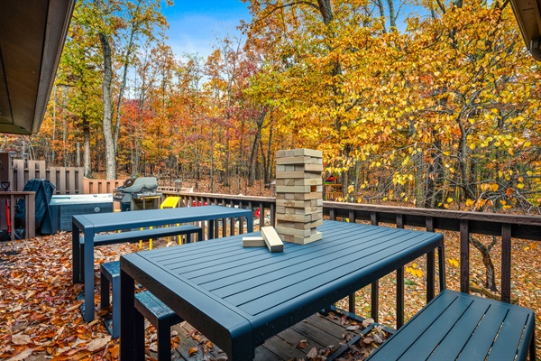 Dinner outside, games on the deck, and the forest as your backdrop — this is where the vacation rhythm slows down.