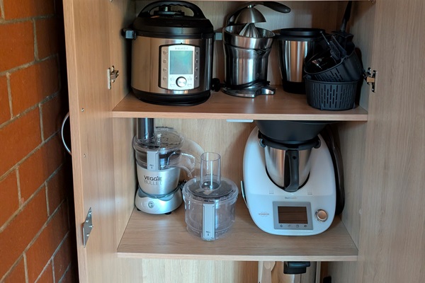 Instapot, Vitamix blender, Thermomix kitchen robot, Veggie Bullet, Juicer, Citrus Juicer, Awl Juicer, Waffle Iron, Panini Press & more available in the appliance cupboard. Culinary adventures