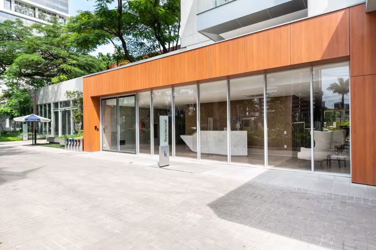 🏢 Entrada principal do River One, com design moderno e acesso seguro.