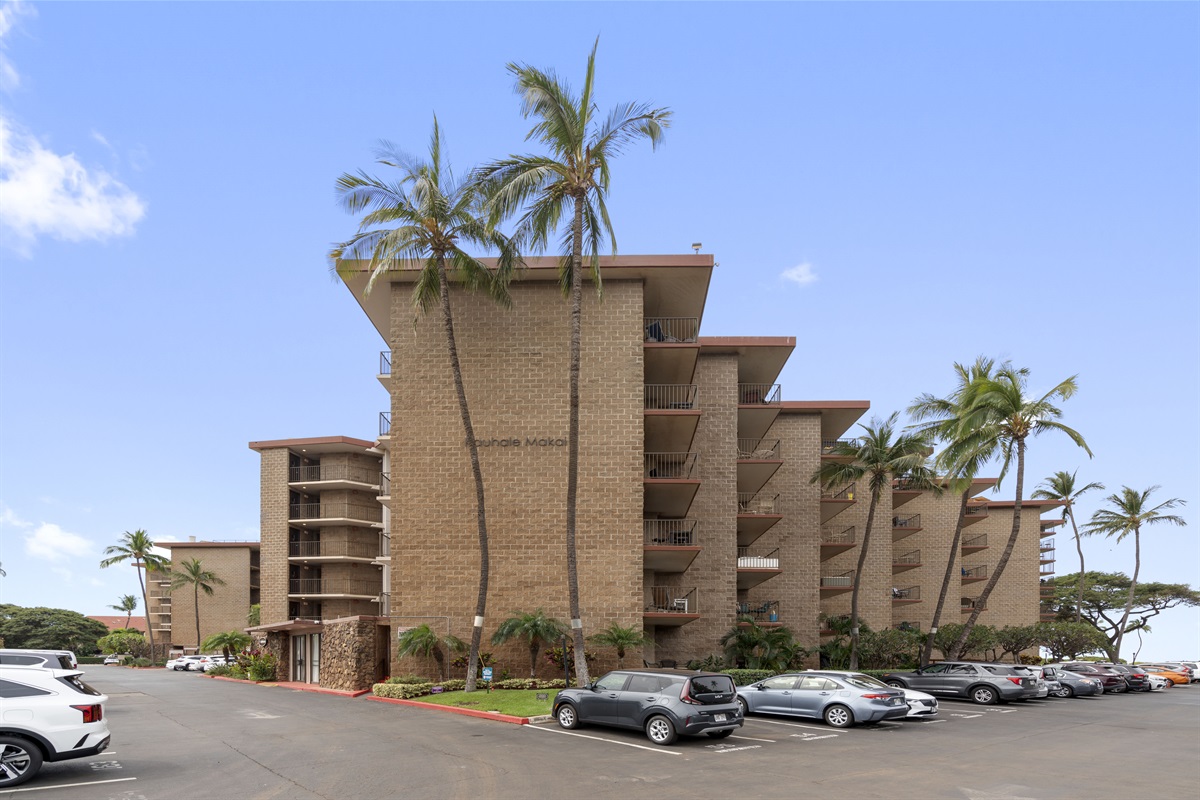 From the manicured lawns to the tropical building atriums, the grounds of Kauhale Makai Resort offer a beautiful setting for guests to relax