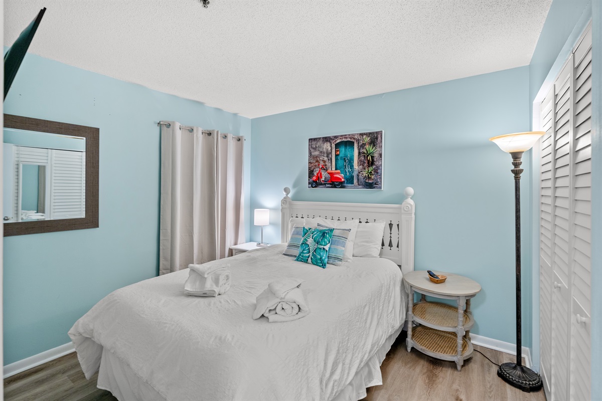 Relaxing Bedroom with Queen