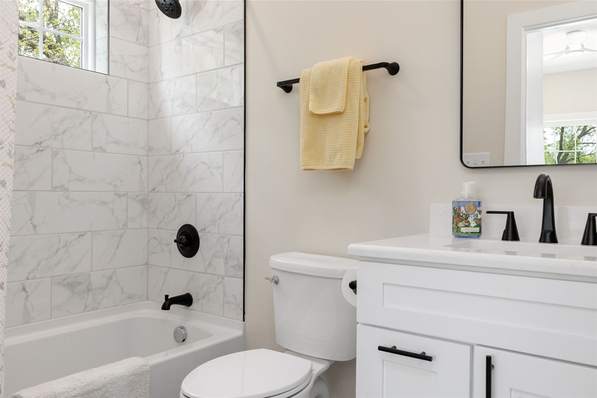 Queen Bathroom 1