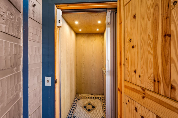 Elevator, Majestica Lodge
