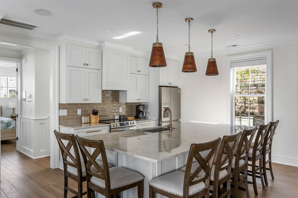 Eat-in kitchen with seating for 7