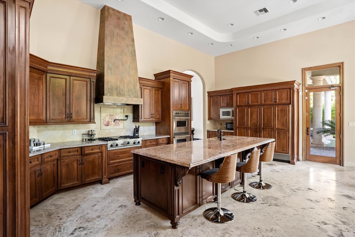 7BR+ Bonus Room Phoenician Mansion w/ Hot Tub&Pool-Heat Avail! — 7BR+Bonus Room Phoenician Estate • Heated Pool + Hot Tub, Phoenix, Arizona — photo 13
