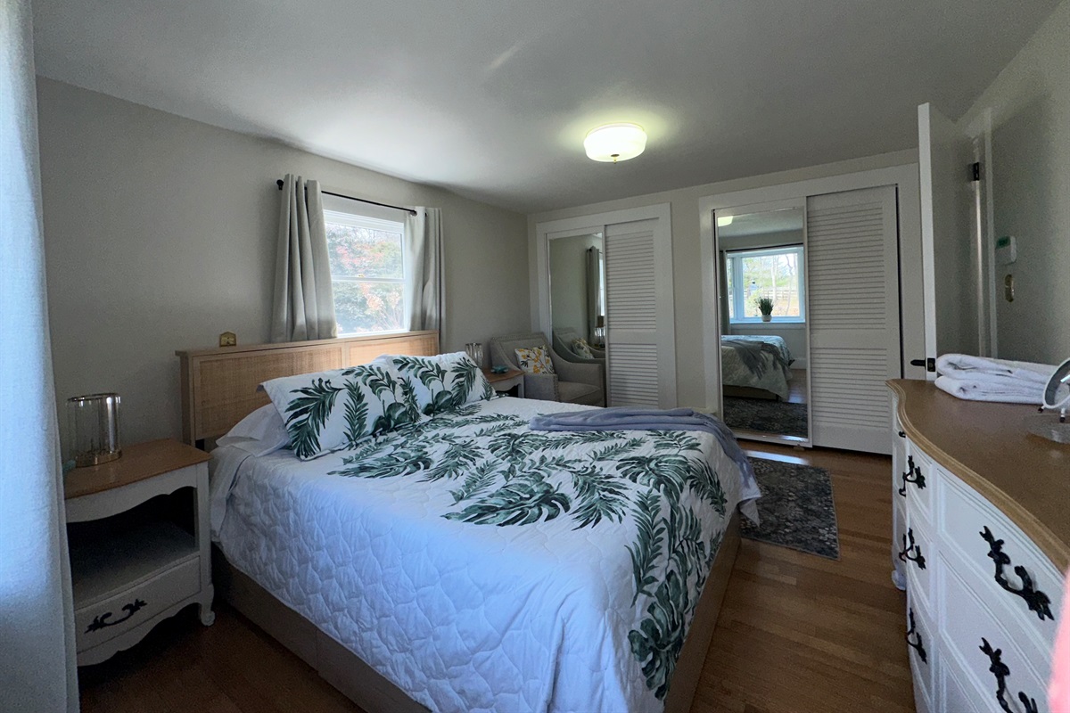 3 bedrooms sleeps 6 guests with 2 queen beds and 2 twin beds.