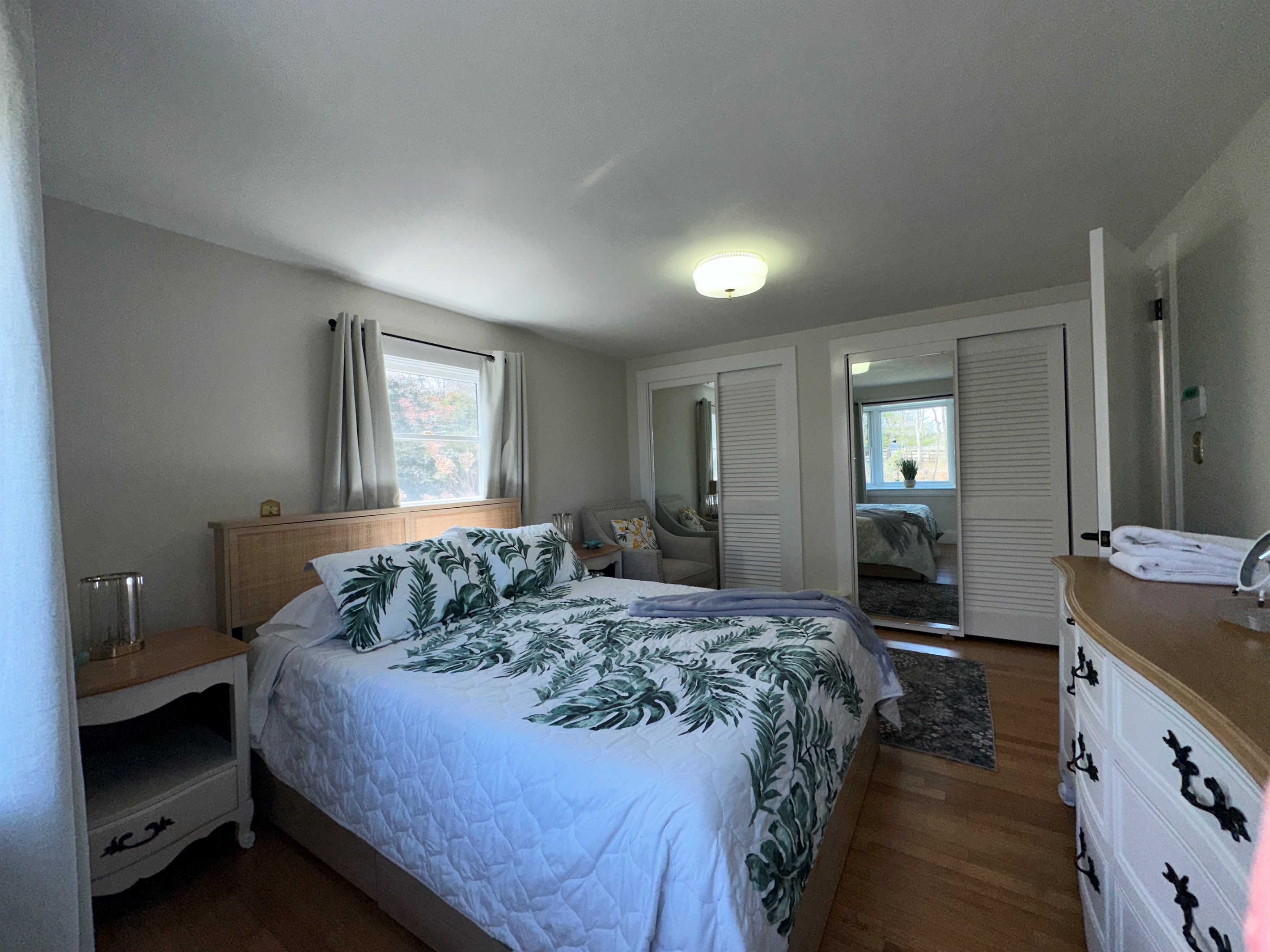 3 bedrooms sleeps 6 guests with 2 queen beds and 2 twin beds.