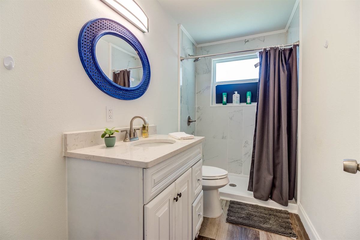 Guest bathroom w/ tile shower 
