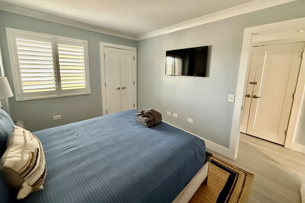 Guest Bedroom w/Queen Bed, En Suite Bath and Smart TV
