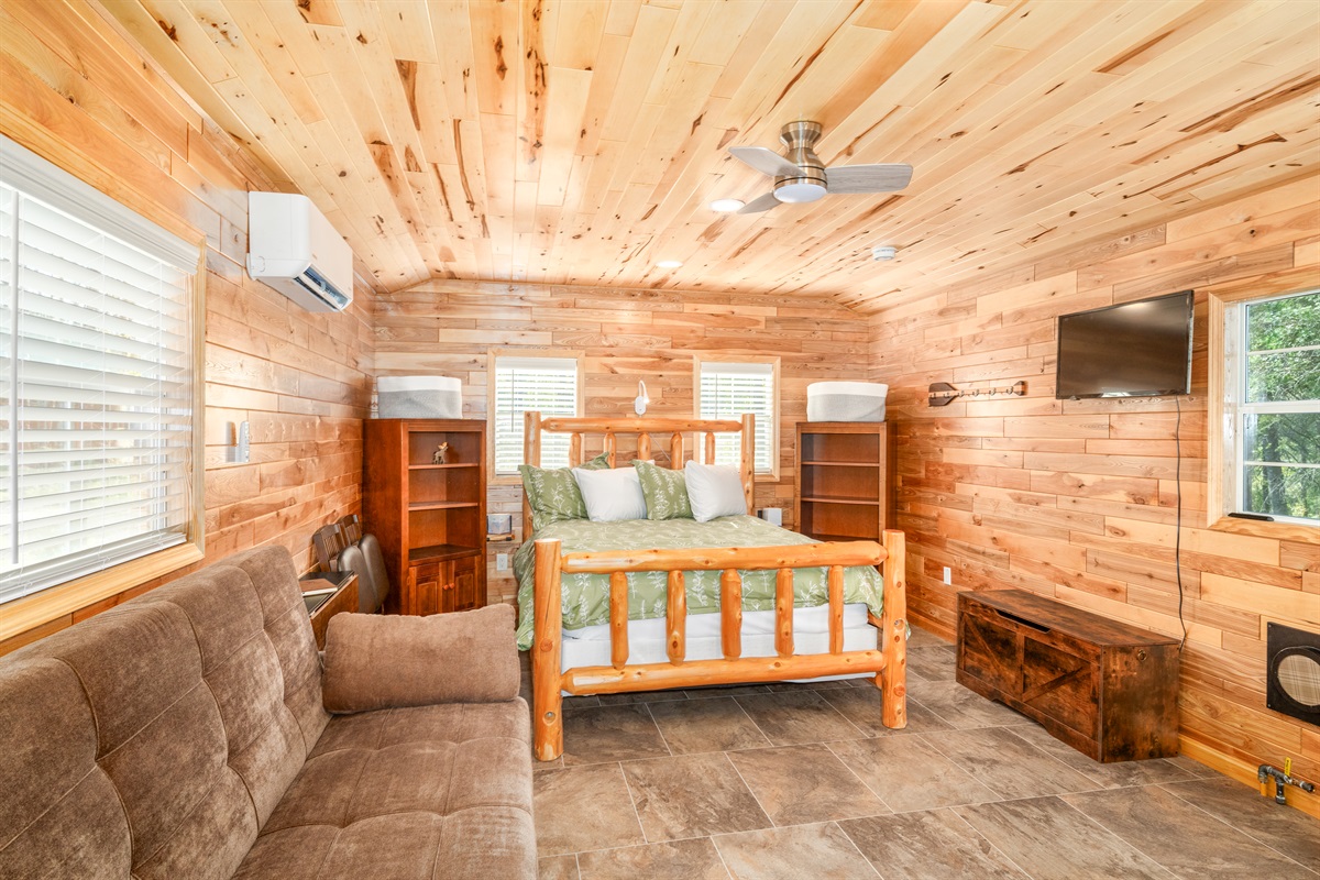 Pine Cabin - Queen Bed