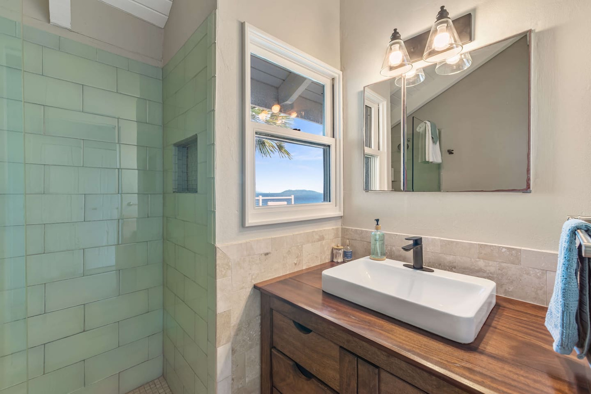 Primary bathroom ensuite on the primary bedroom 