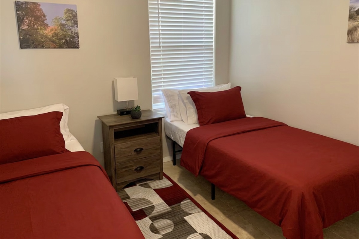 Flexible sleeping arrangements to accommodate groups of all kinds. The two twin beds can be converted into a king bed.