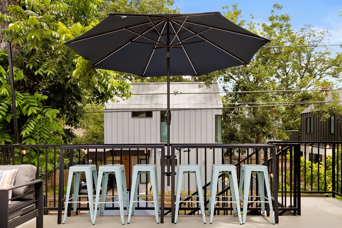 Sip drinks under the shade while soaking in the vibrant Austin atmosphere!