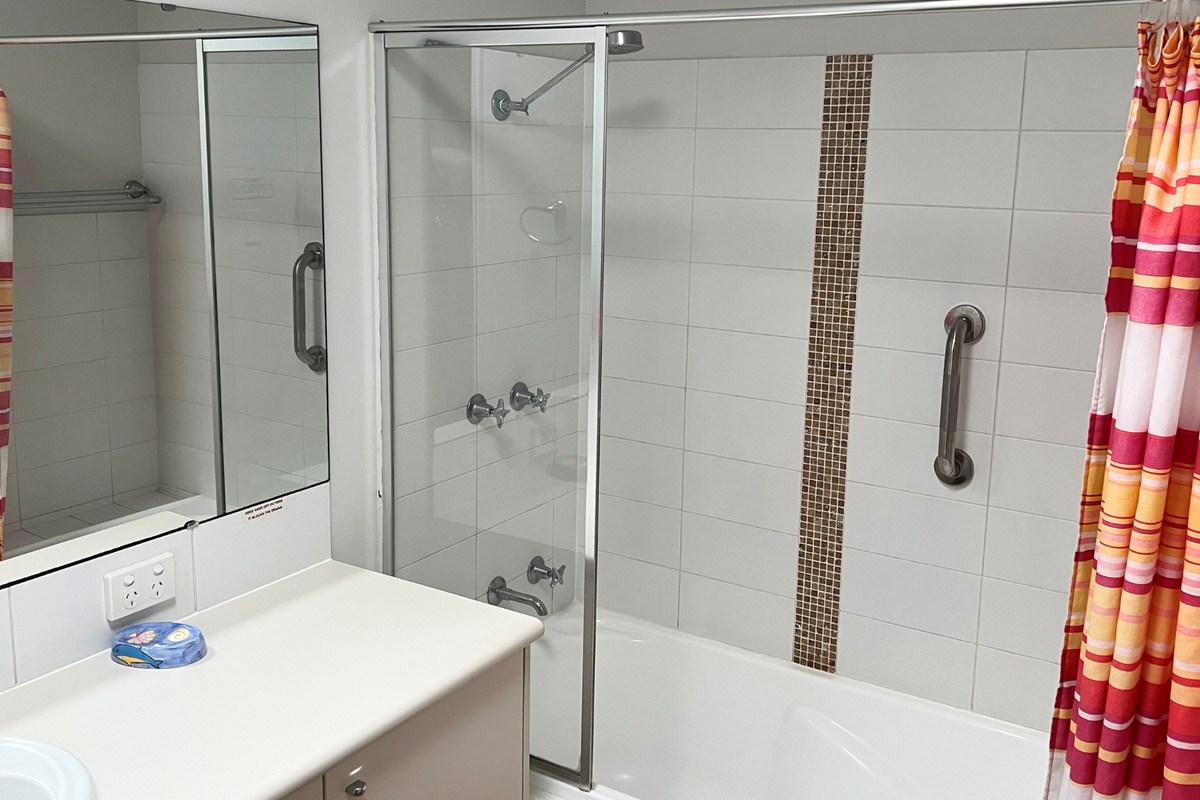 Main bathroom with shower/bath combo