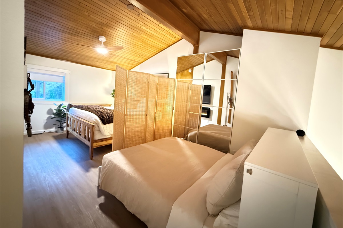 A queen size murphy bed is available as a second bed in the loft. We automatically set it up with bookings of more than 2 people. Otherwise, it is available upon request at the time of booking.