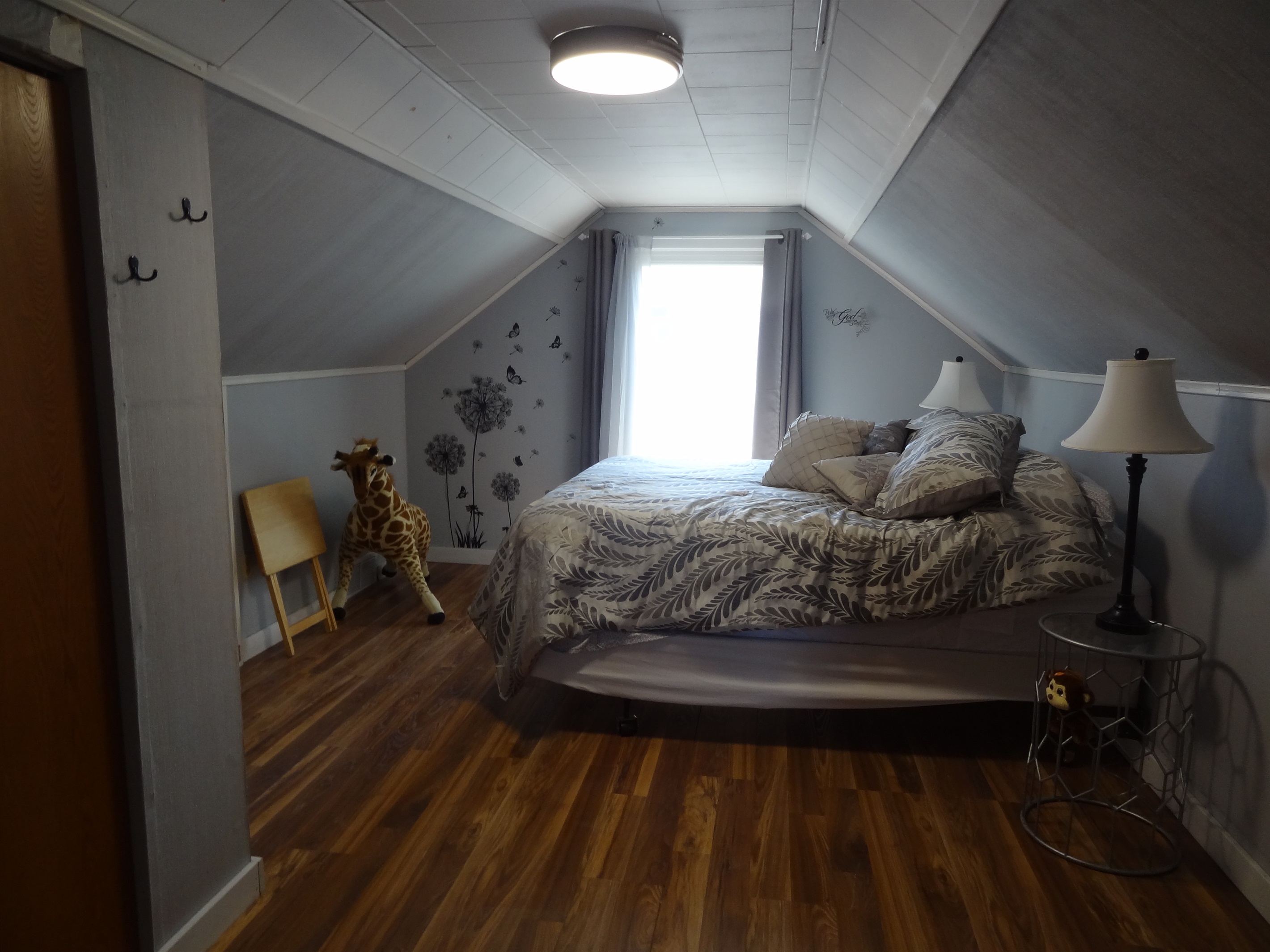 3rd bedroom upstairs with queen bed