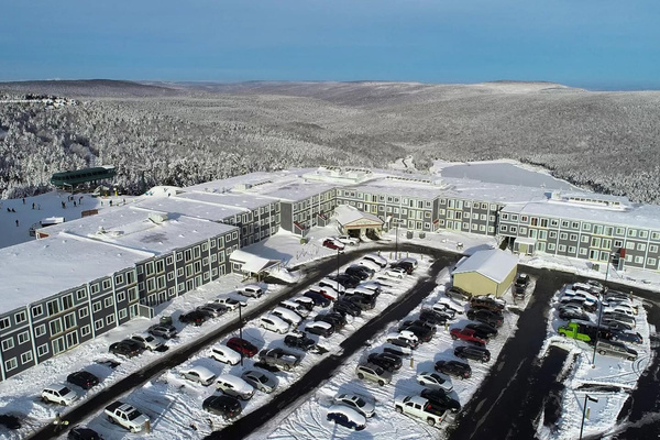 World renown mountain lodge overlooks Shavers Lake and the entire valley.
