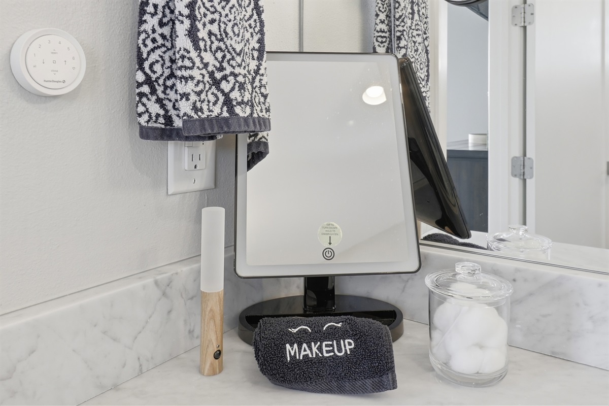 Bathroom 1 - makeup and shaving mirror