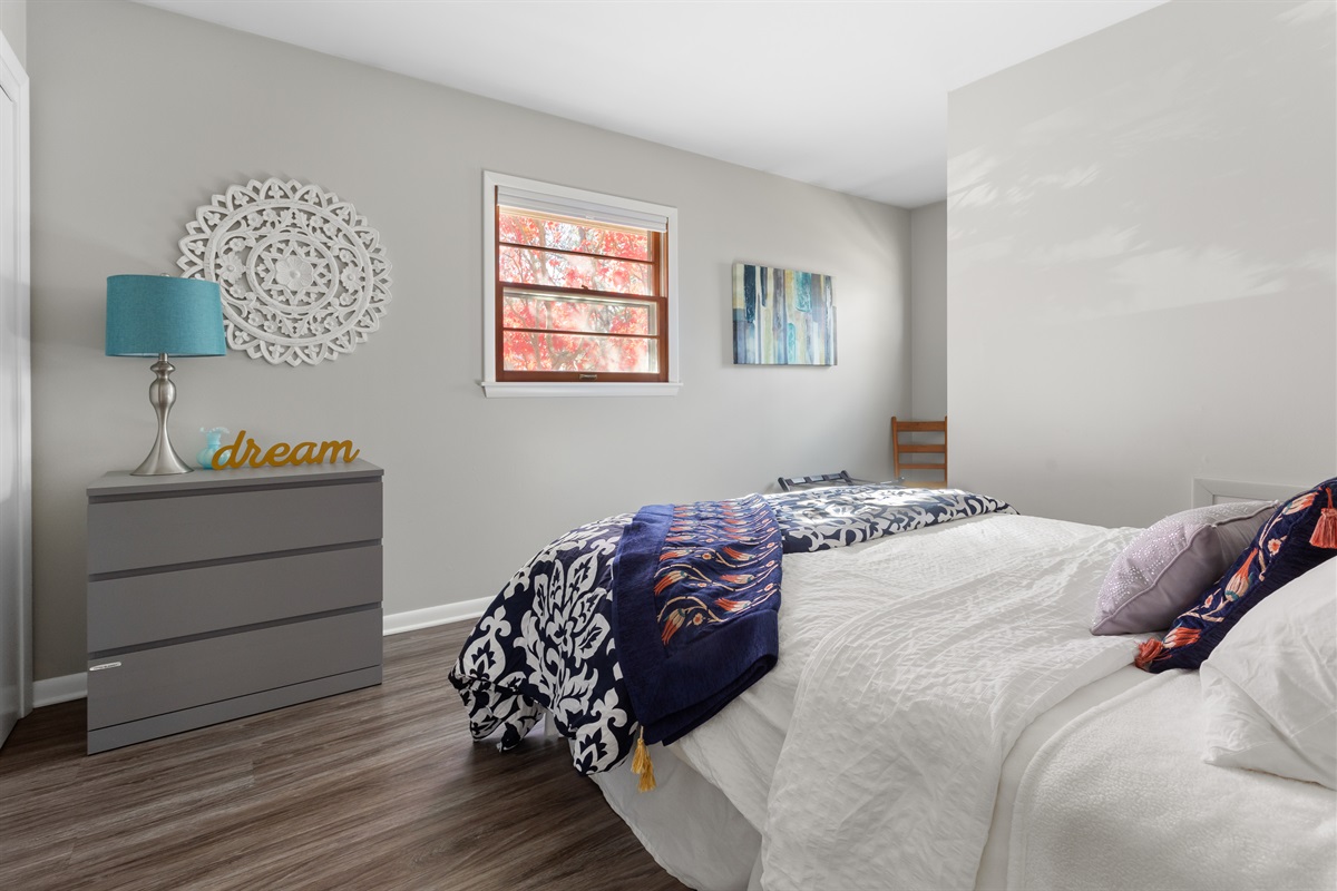 Queen bedroom with office space