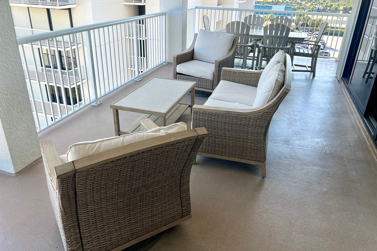 Conversation area and dining table that seats 6. 