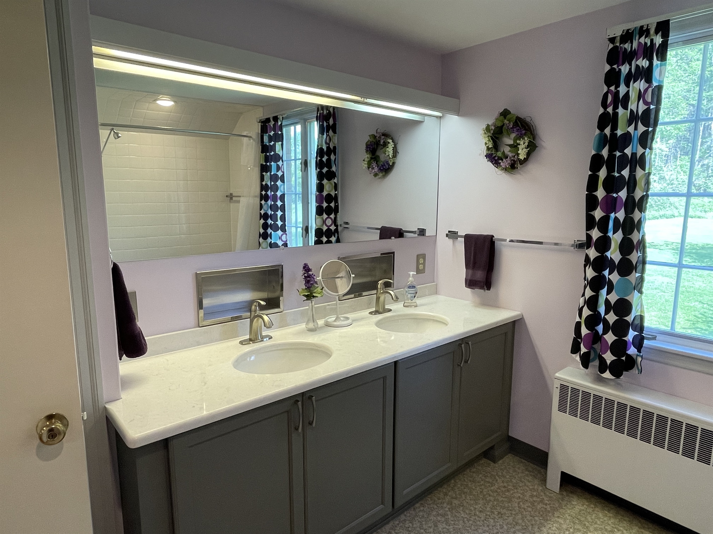 2nd floor bath w/ tub/shower