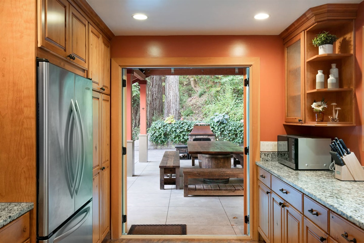 Seamless dining experience - Step from the kitchen to the outdoor table!