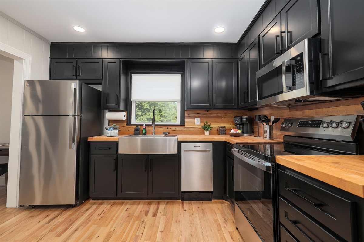 Fully equipped kitchen, great for cooking meals