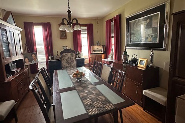 Full dining room setup, complete with everything a chef would need — dishes, serving platters, and napkins all ready to go.