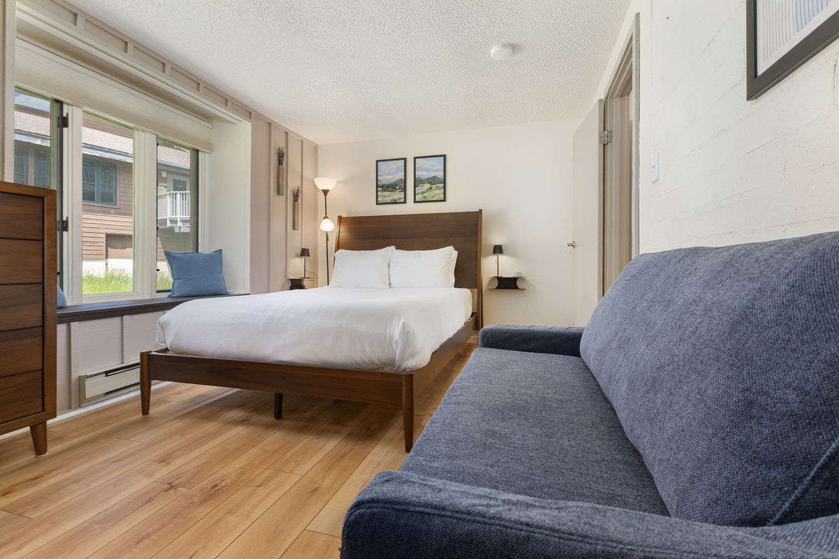 Upper Level Ensuite Bedroom 1 | Queensize Bed | Sleeper Sofa