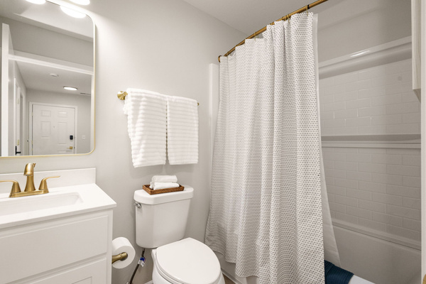 Walk to ND Luxury 2BR/2BA Condo Balcony + Parking, photo 22