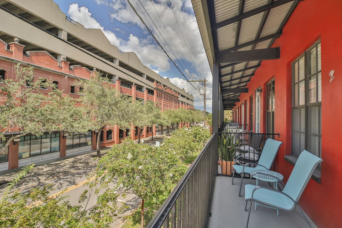 2nd floor balcony off master bedroom
"We had a wonderful stay here! It’s only a couple of streets down from the heart of Ybor City and has amazing views of Tampa on the rooftop patio. The space was clean, cool, and made us feel at home."
-Tucker 