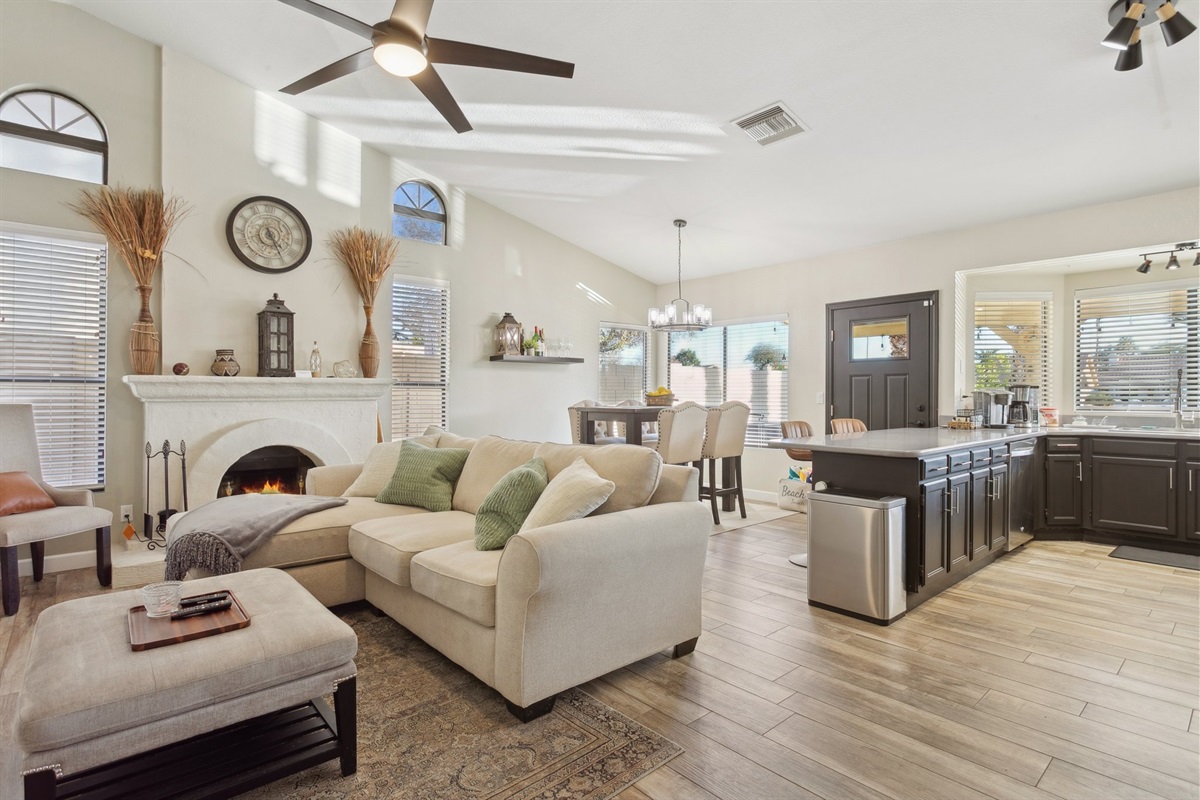 Lakefront Oasis w/ Pool & Hot Tub · Garden Lakes | 3 Bed 2 Bath — Lakefront Oasis w/ Pool & Hot Tub | 3b • 2bth, Avondale, Arizona — photo 13
