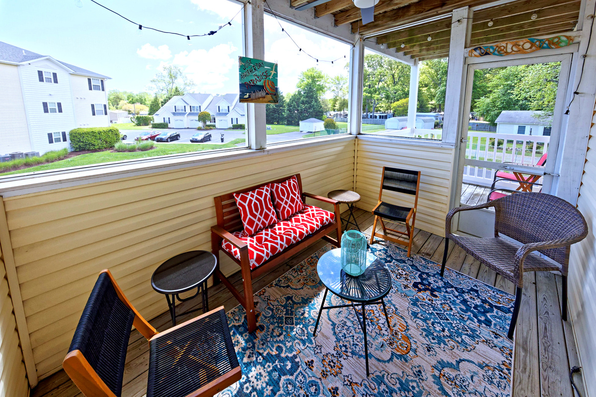 Screened Porch: Sip your morning coffee with vibrant decor and serene views!
