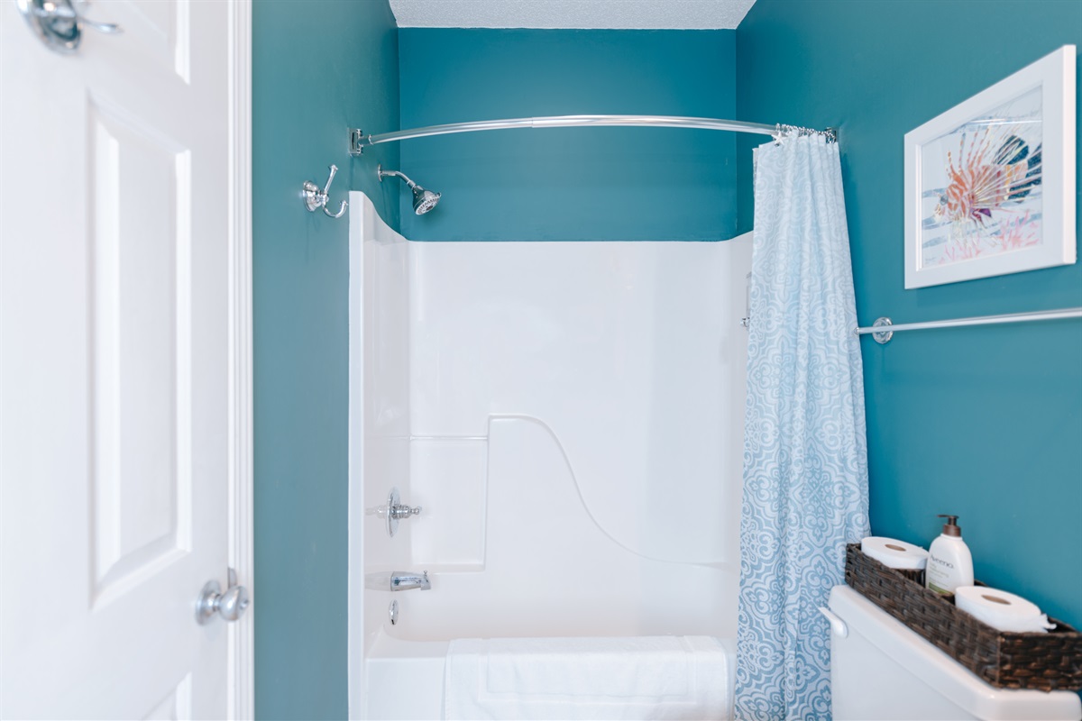 [Bathroom ] Convenience meets comfort in our main level Jack and Jill bathroom. With shared access, it's perfect for families and friends. Enjoy elegant design and functionality during your stay! #beachbliss