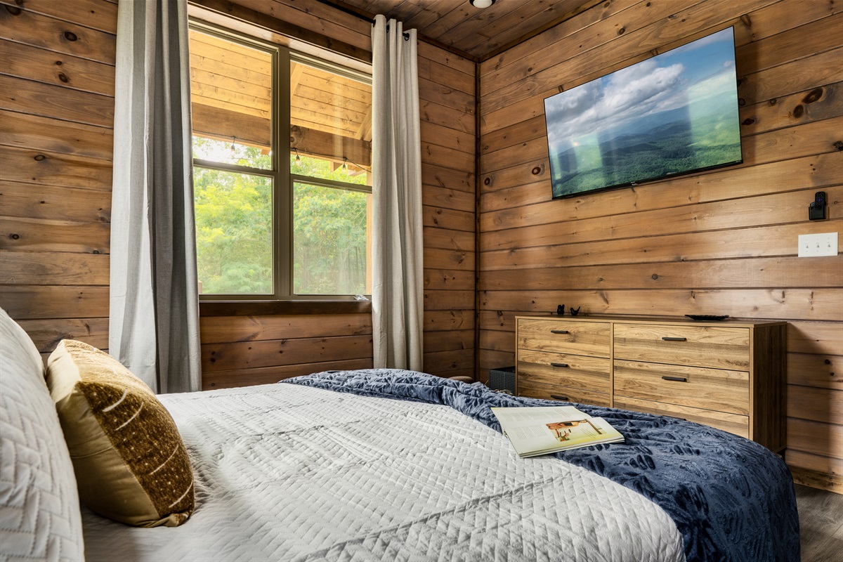 Bedroom 2: King bed on main level with 58 inch Roku HDTV with en suite full bathroom