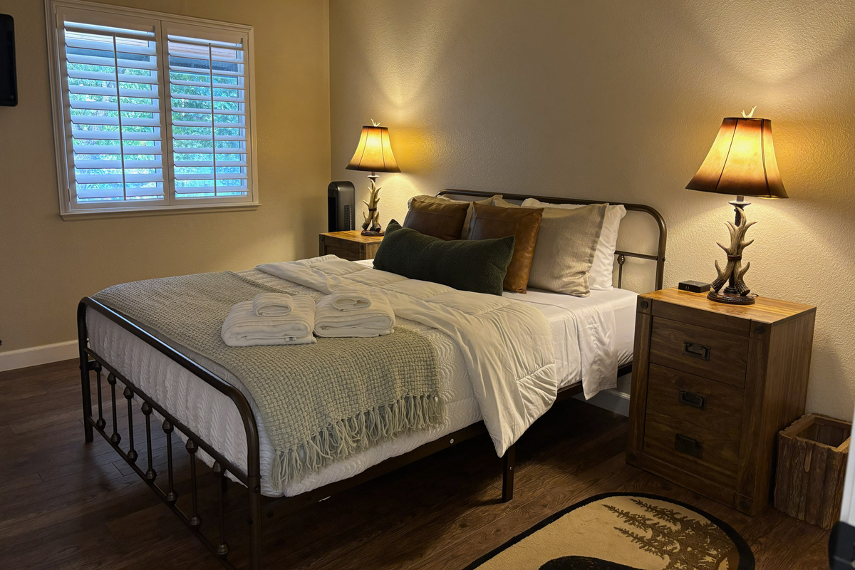 Enjoy our second bedroom with a queen-size bed, perfect for couples or for a solo stay! 