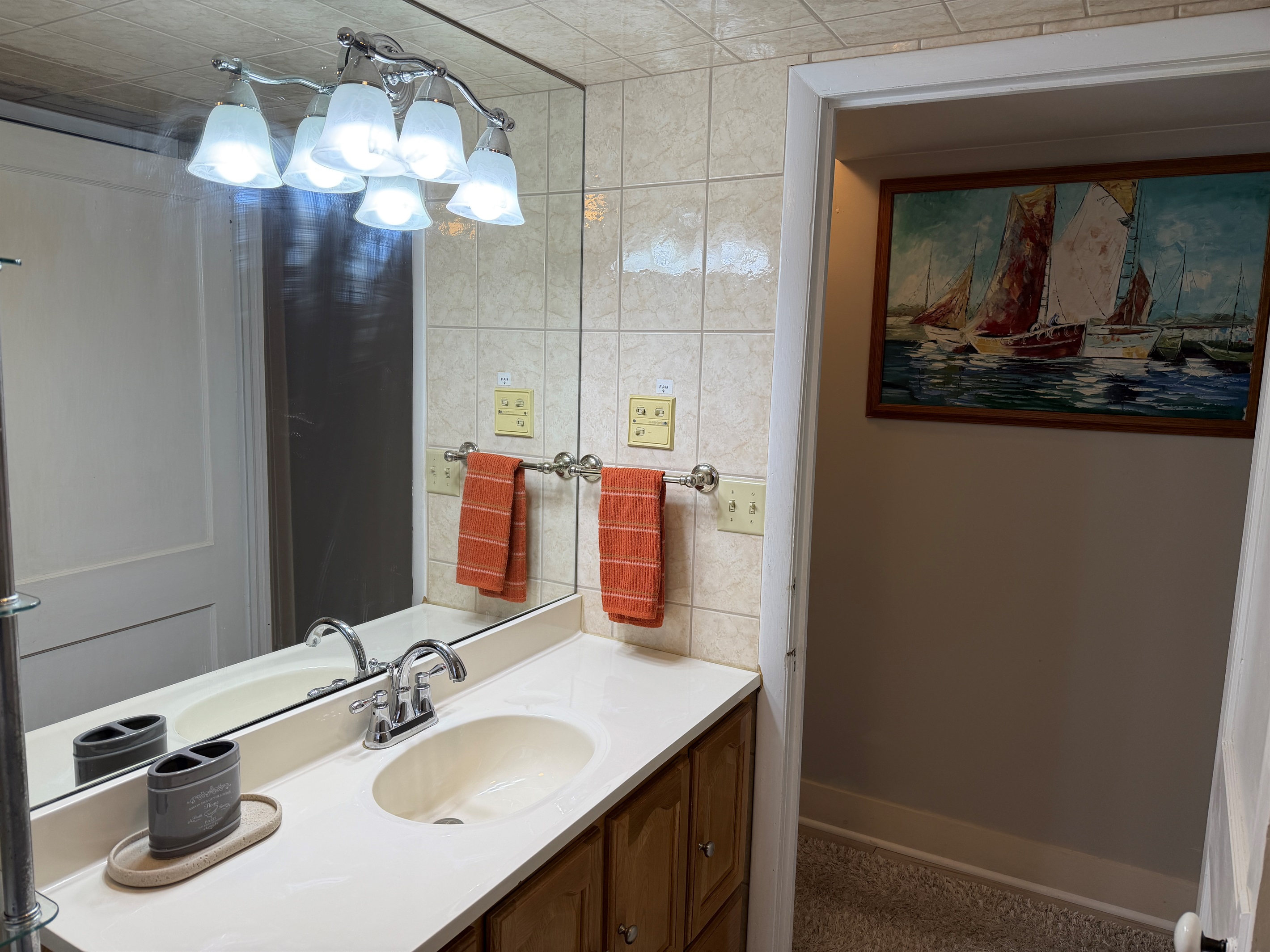 2nd floor bathroom with tub/shower