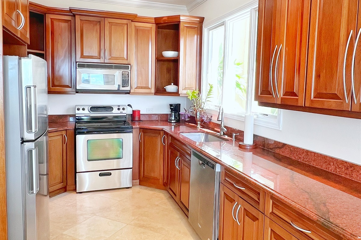 It also comes with its own full kitchen to prepare breakfast without waking up the rest of the villa.