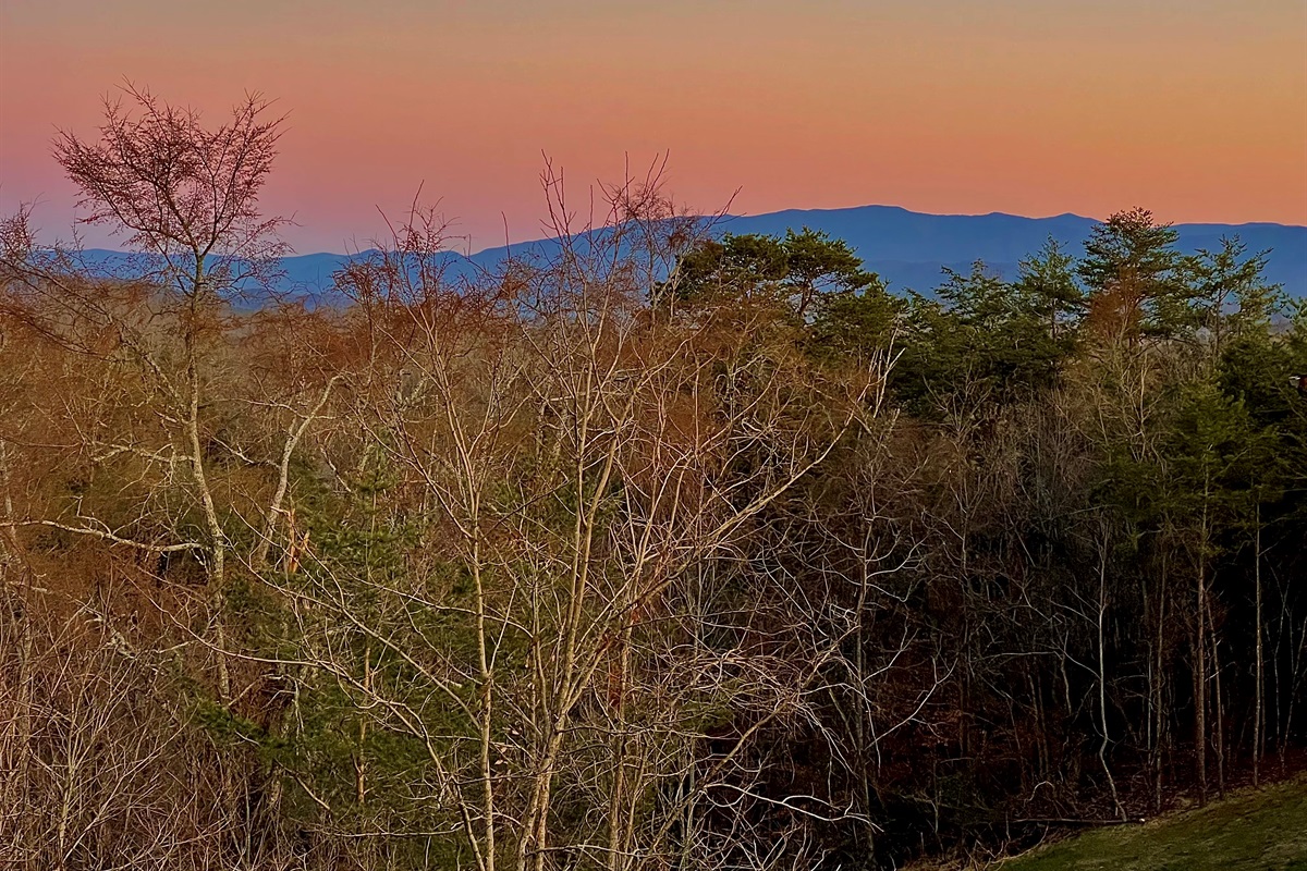Enjoy the Smoky Mountains at Smoky Oak Lodge!