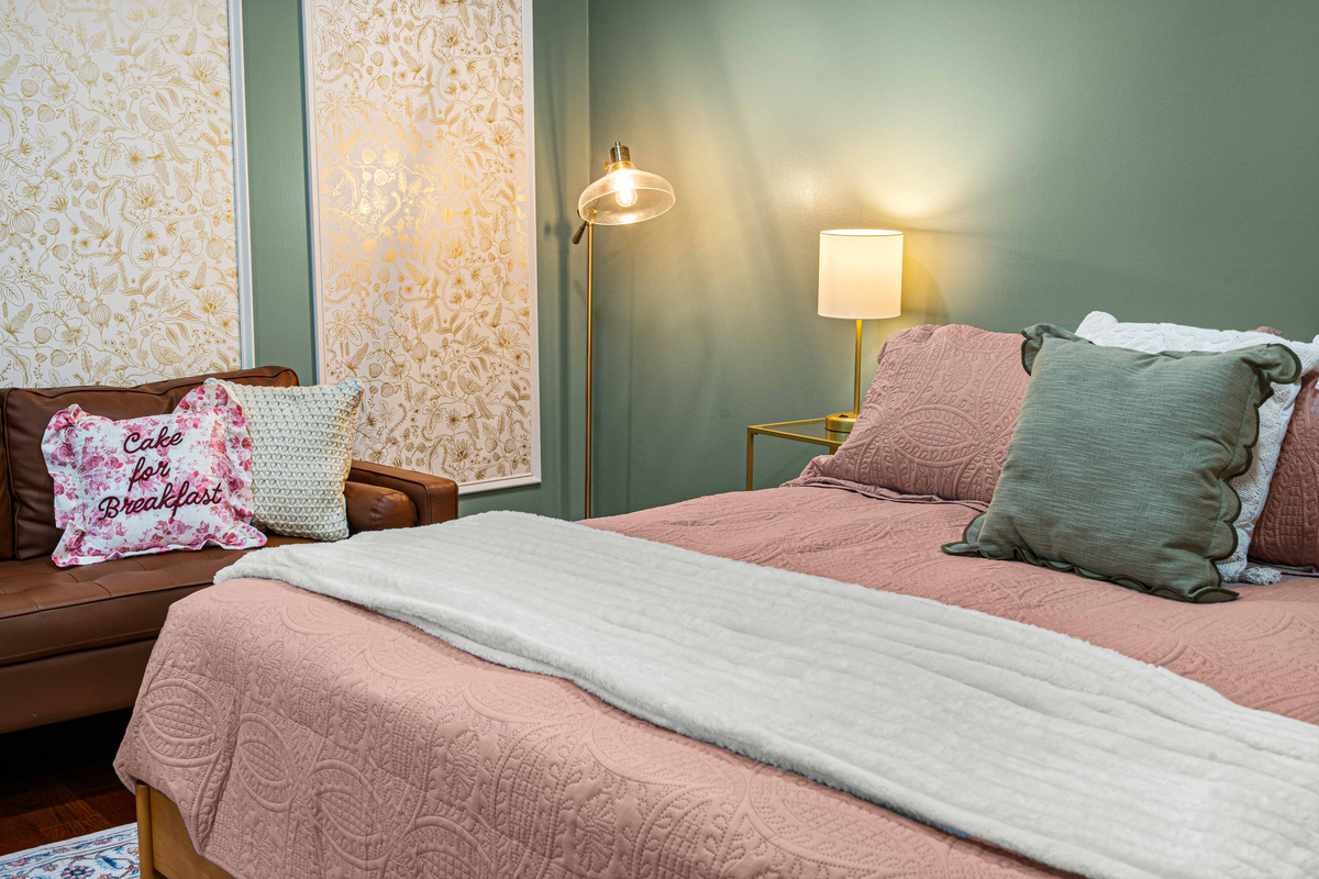 Relax in style with a plush bed and charming decor. Sweet dreams await!