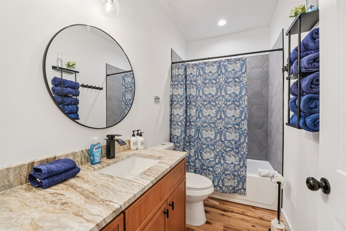 The 2nd full bathroom has a shower/tub combo, and has plenty of towels and shampoo, conditioner, and bodywash.