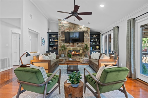 A gorgeous space to gather with family and friends — Breakaway on Lake Hamilton