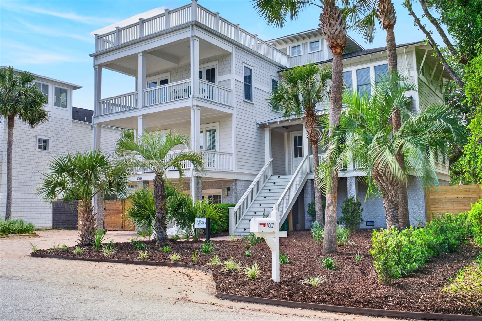 Welcome to Sun Kissed by the Sea | 3007 Cameron Blvd | Isle of Palms, SC | IOP Escapes