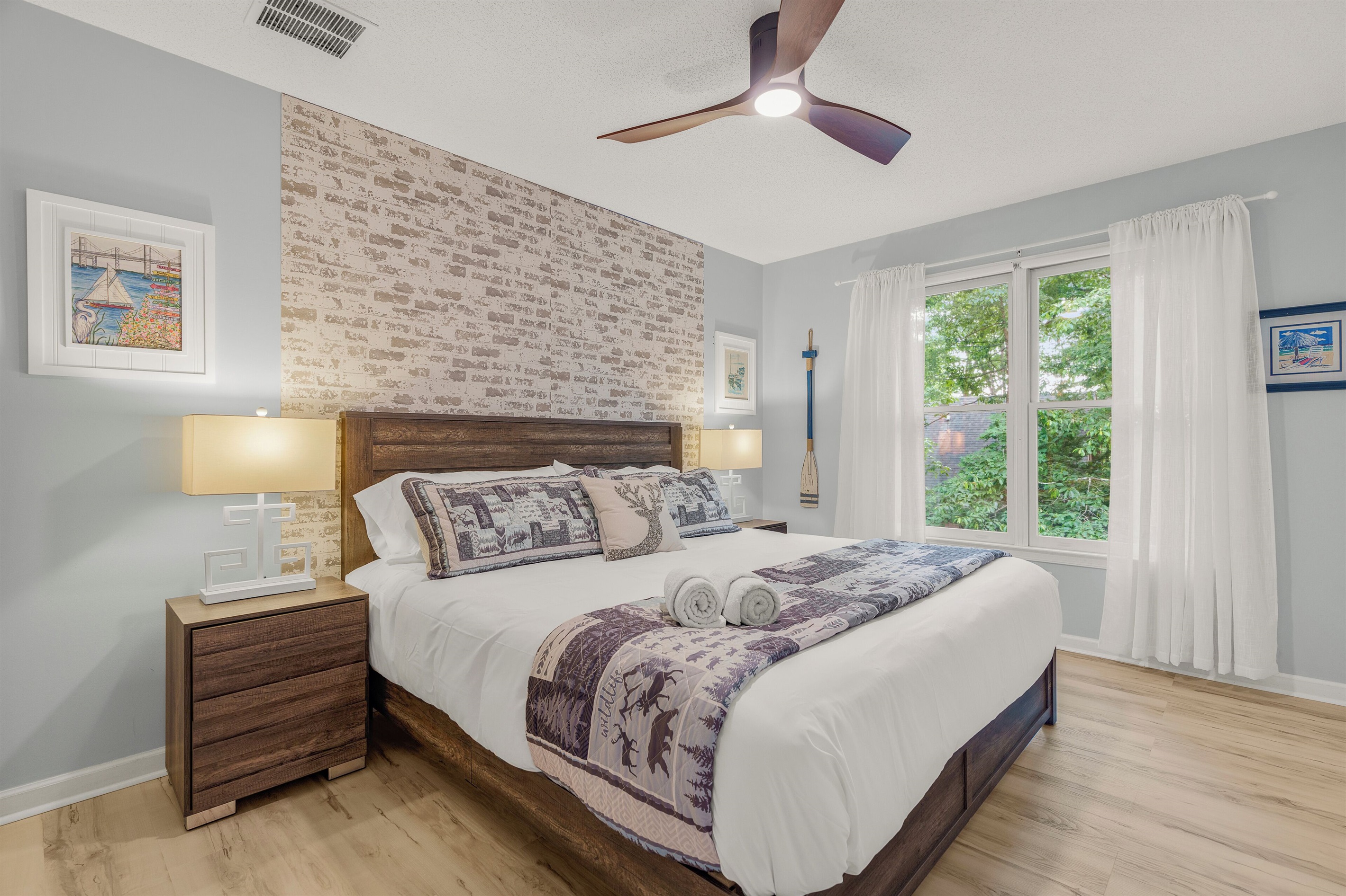BR5: Upstairs king bedroom
