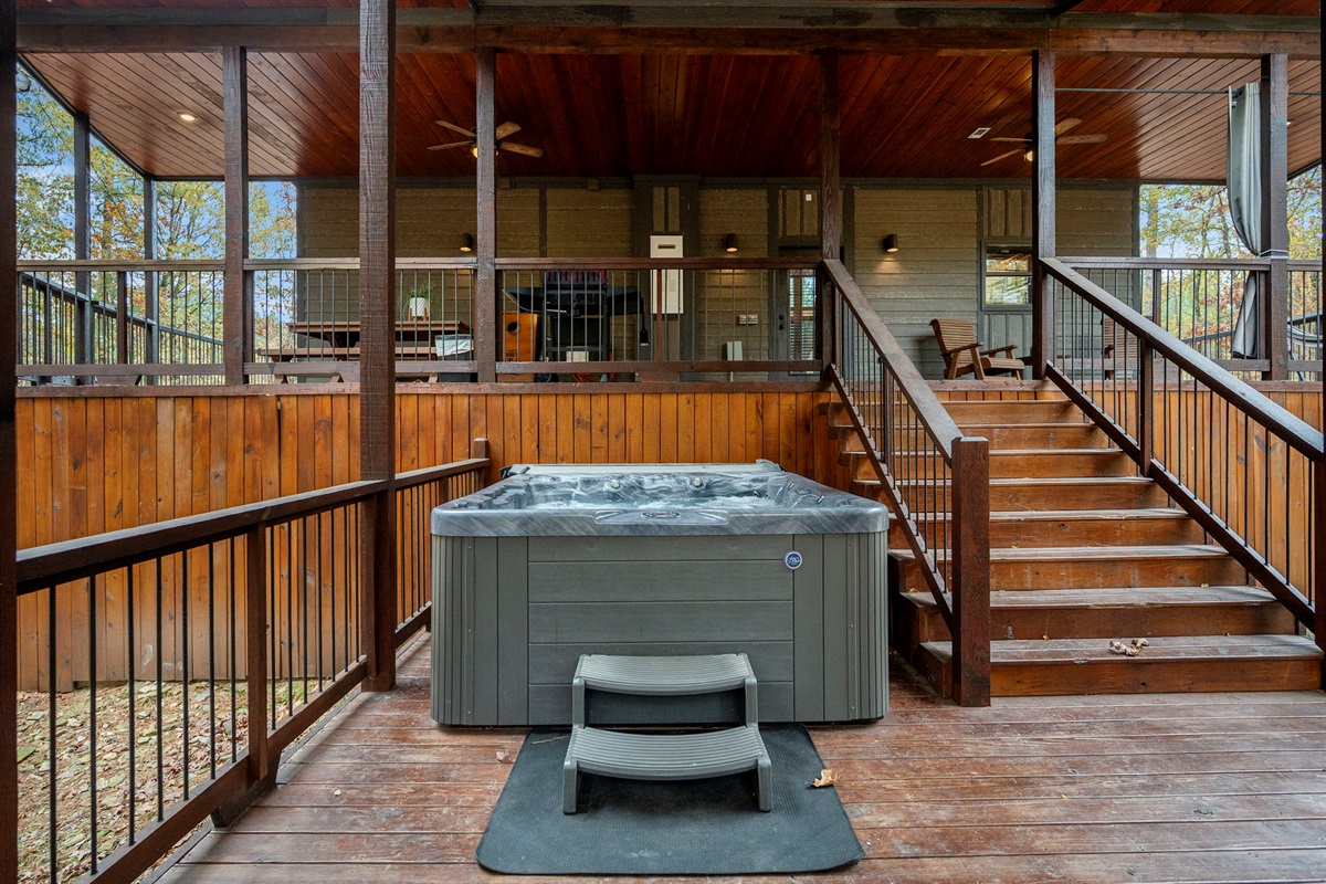 Round Here Buzz gives you room to breathe 🌲✨ A wrap around porch and a big back deck with a hot tub, outdoor fireplace, and comfy spots to sit and unwind. Kick back, soak, and enjoy every peaceful moment of your Hochatown escape 💫🔥🛁 