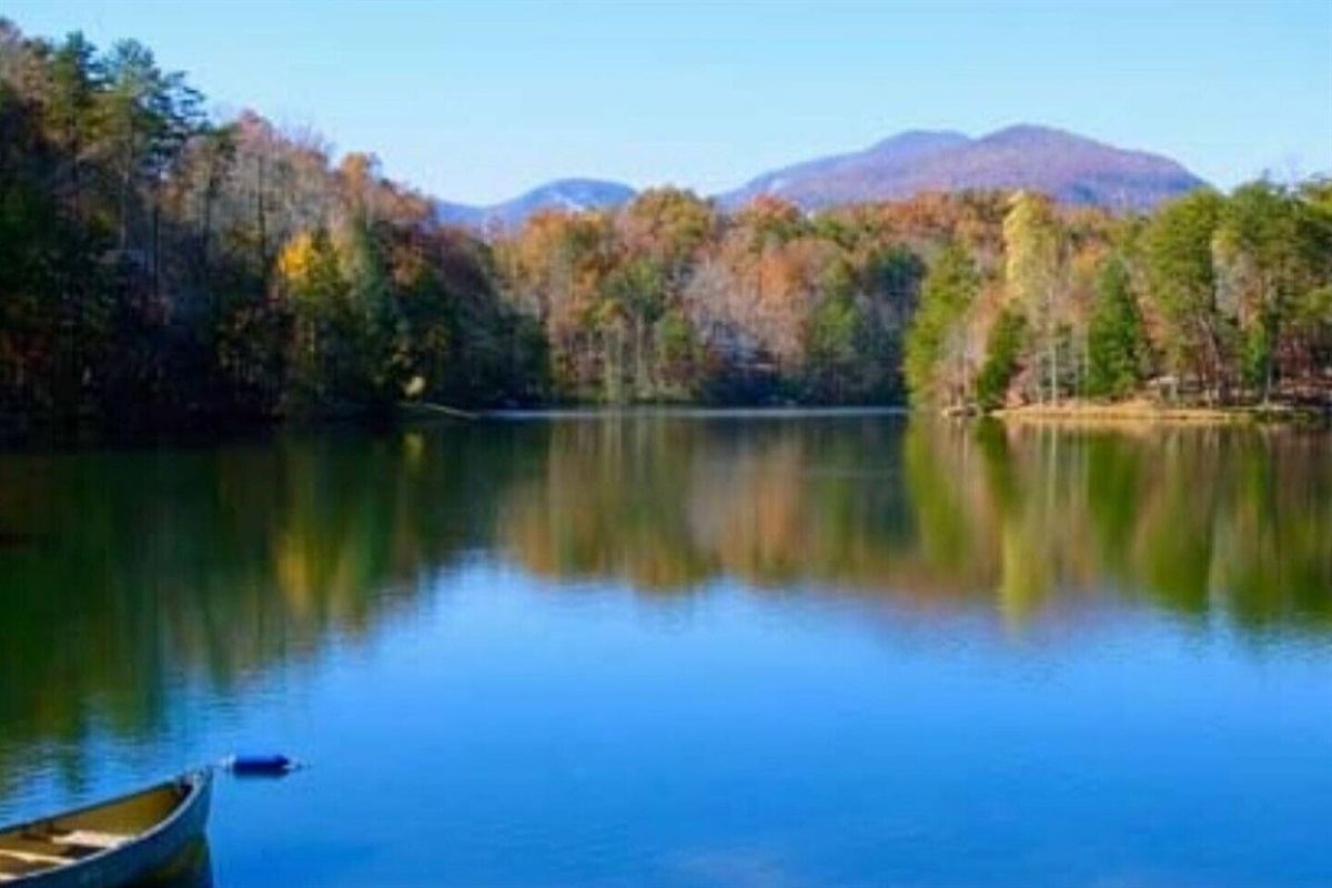 Canoe and Kayaks available with cabin (no additional fees). Spring is here and the lake is beautiful!