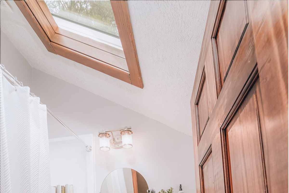 The second bath offers added convenience for larger groups, featuring a shower/tub, toilet, and sink for your comfort. 
