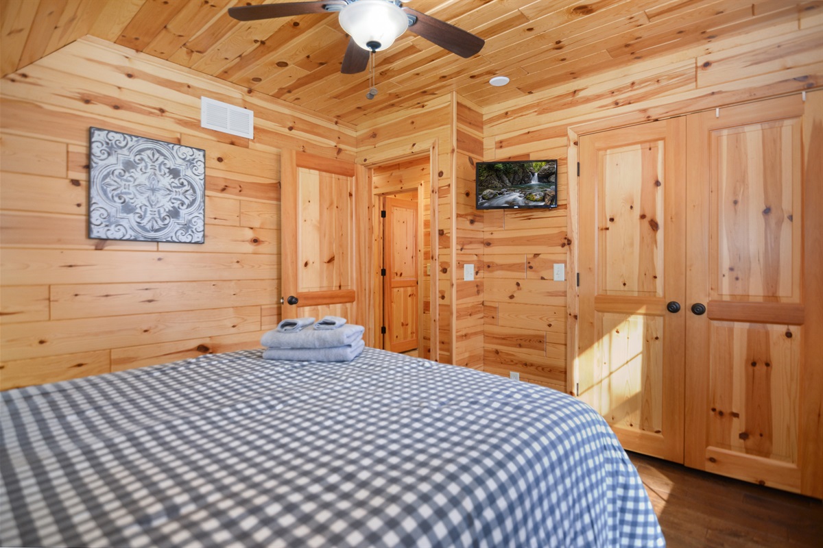 Guest bedroom- queen bed 