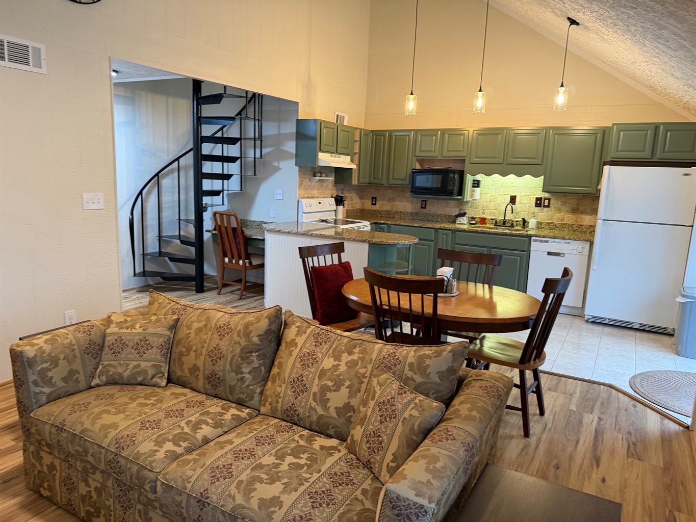 Kitchen Table, with complete kitchen 